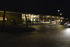 904819 Gezicht op het N.S.-station Driebergen-Zeist te Driebergen-Rijsenburg, bij avond.